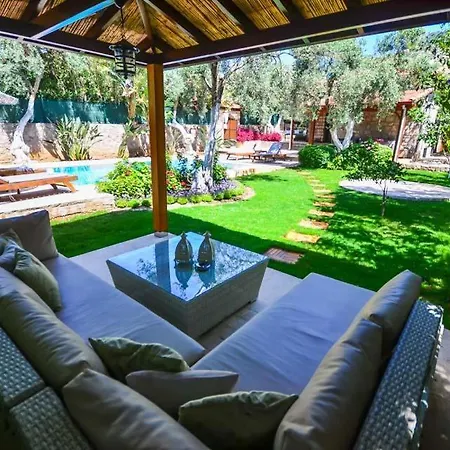 Sleeps 4 Pool Air Con Wifi Willa