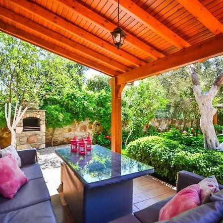 Sleeps 4 Pool Air Con Wifi